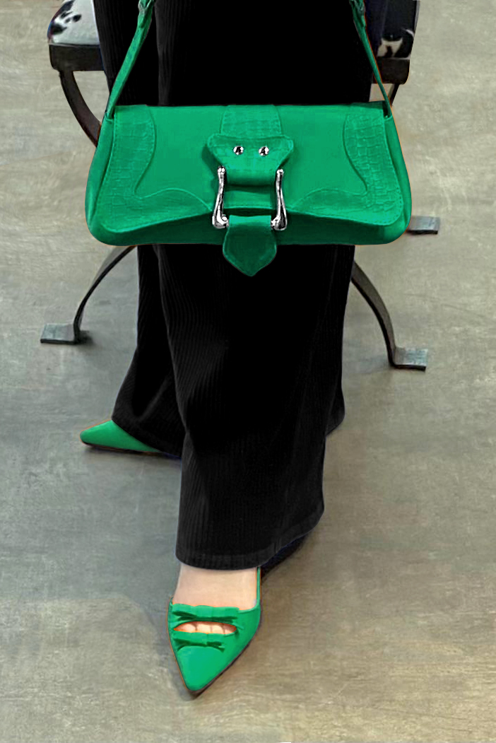 Emerald green women's open back shoes, with a knot. Pointed toe. Flat kitten heels. Worn view - Florence KOOIJMAN